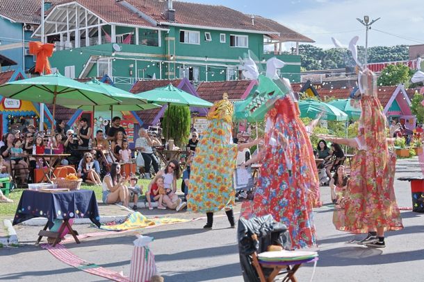 Atra&ccedil;&atilde;o "Os Bich&otilde;es" fizeram parte das apresenta&ccedil;&otilde;es culturais da P&aacute;scoa em Canela 2026.