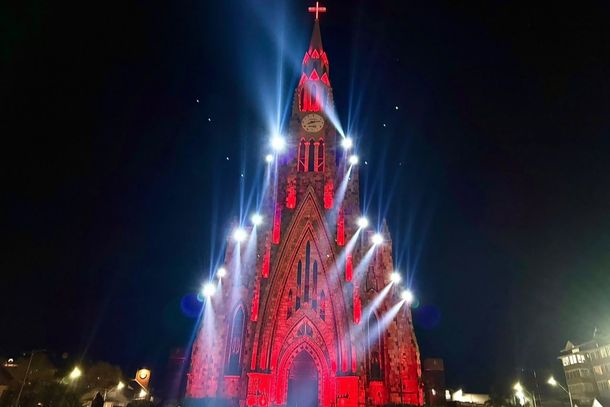 Catedral de Pedra volta a ser palco de espet&aacute;culo com ilumina&ccedil;&atilde;o, m&uacute;sica e efeitos de luz