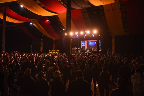Oktoberfest Gramado abre ingressos solid&aacute;rios em troca de alimentos para shows nacionais