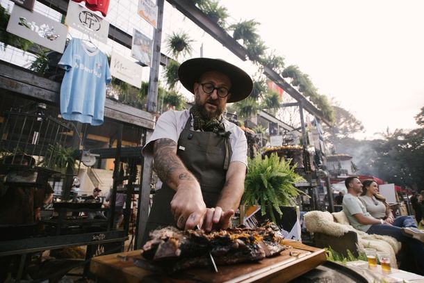 Marcos Livi, o homem do fogo, &eacute; quem comanda o show gastron&ocirc;mico.