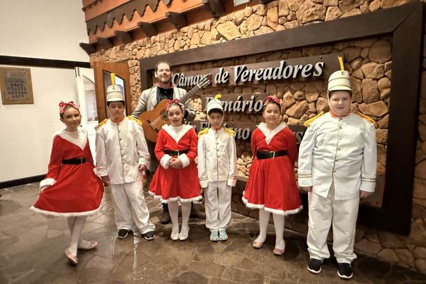Vereadores de Gramado recebem convite da Escola Ninho para desfile natalino