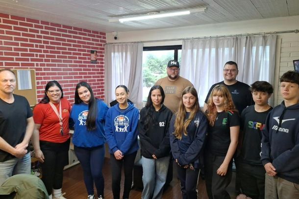 Grupo Gera&ccedil;&atilde;o Protagonista conhece a rotina de um empreendimento local em Nova Petr&oacute;polis