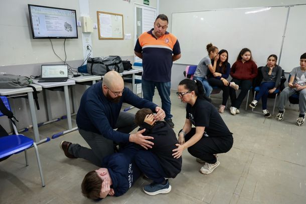 Agentes Mirins da Defesa Civil de Canela recebem curso de primeiros socorros