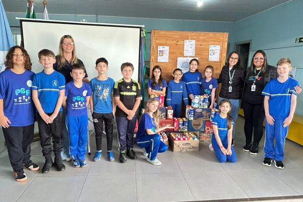 Alunos da EMEF Pedro Beck Filho doam 200 litros de leite ao CRAS de Nova Petr&oacute;polis