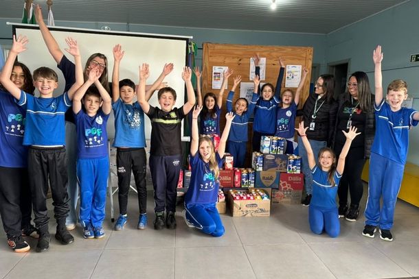Alunos da EMEF Pedro Beck Filho doam 200 litros de leite ao CRAS de Nova Petr&oacute;polis