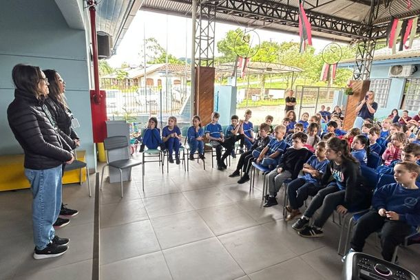 Alunos da EMEF Pedro Beck Filho doam 200 litros de leite ao CRAS de Nova Petr&oacute;polis