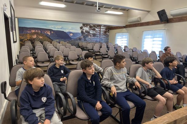 Alunos da Escola Cenecista conhecem a C&acirc;mara de Gramado pelo Programa Plantando o Futuro