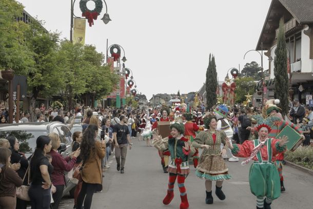 Com edi&ccedil;&atilde;o extra no feriad&atilde;o, Parada de Natal movimenta o centro de Gramado no Natal Luz