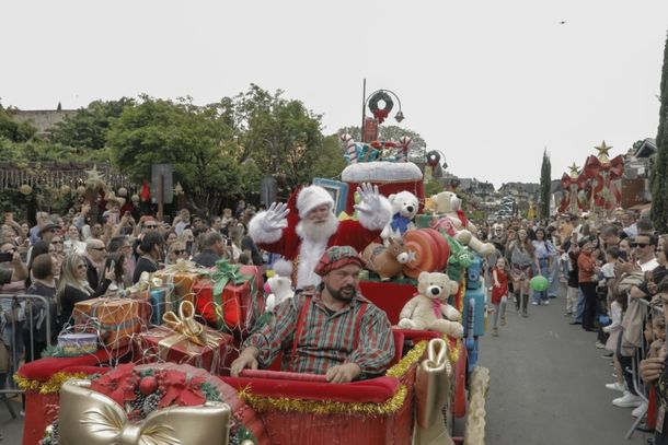 Com edi&ccedil;&atilde;o extra no feriad&atilde;o, Parada de Natal movimenta o centro de Gramado no Natal Luz