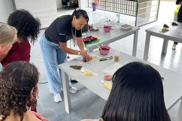 CRAS de Nova Petr&oacute;polis promove oficina de alfajor para fam&iacute;lias acompanhadas pelo PAIF
