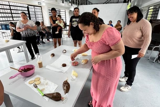 CRAS de Nova Petr&oacute;polis promove oficina de alfajor para fam&iacute;lias acompanhadas pelo PAIF
