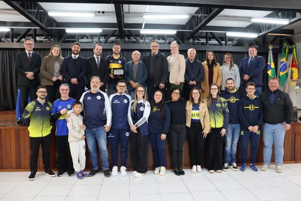 Esporte Clube 11 Canarinhos recebe Mo&ccedil;&atilde;o de Reconhecimento da C&acirc;mara de Gramado