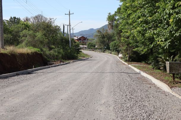 Estradas do interior de Nova Petr&oacute;polis recebem melhorias e pavimenta&ccedil;&atilde;o no m&ecirc;s de outubro
