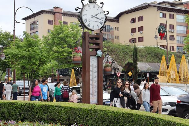 Feriado prolongado e ruas decoradas para o Natal Luz devem movimentar o turismo em Gramado