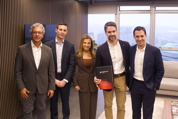 Festuris Gramado entrega convite oficial da 38&ordf; edi&ccedil;&atilde;o a lideran&ccedil;as do Rio Grande do Sul