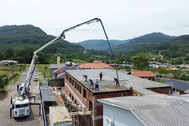 Obras de amplia&ccedil;&atilde;o e reforma da Escola Santa Joana Francisca avan&ccedil;am em Picada Caf&eacute;