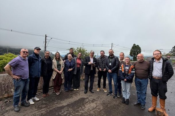 Prefeito de Gramado assina contrato para retomada das obras no bairro Tr&ecirc;s Pinheiros