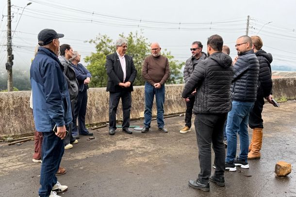 Prefeito de Gramado assina contrato para retomada das obras no bairro Tr&ecirc;s Pinheiros