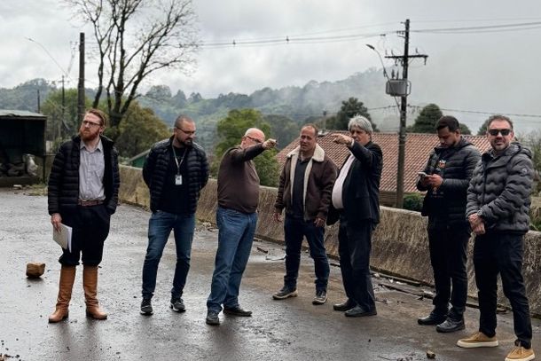 Prefeito de Gramado assina contrato para retomada das obras no bairro Tr&ecirc;s Pinheiros