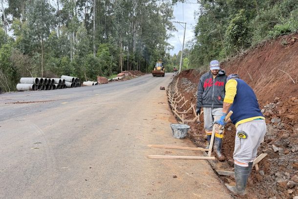 Prefeito Nestor Tissot acompanha obras de conten&ccedil;&atilde;o e infraestrutura vi&aacute;ria em Gramado