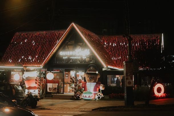 Quiero Caf&eacute; Gramado inaugura decora&ccedil;&atilde;o de Natal com cenografia t&aacute;til e ilumina&ccedil;&atilde;o especial