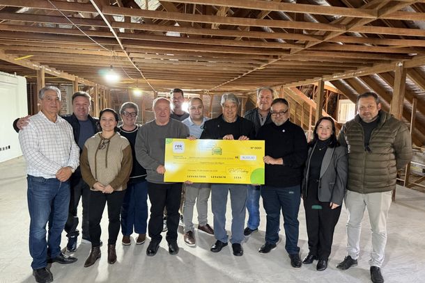Rek Parking entrega cheque de R$ 76 mil ao Hospital Arcanjo S&atilde;o Miguel, em Gramado