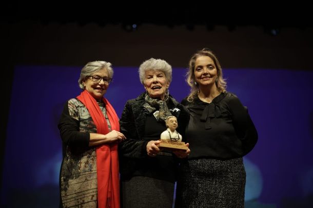  A atriz Sandra Dani recebeu o Trof&eacute;u Nydia Guimar&atilde;es nesta quinta-feira (22).