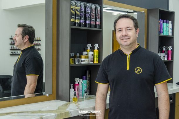 Edson Souza atende no Edson Cabeleireiros