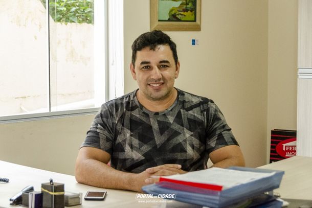 Jo&atilde;o Ferreira atende na Ferreira Im&oacute;veis