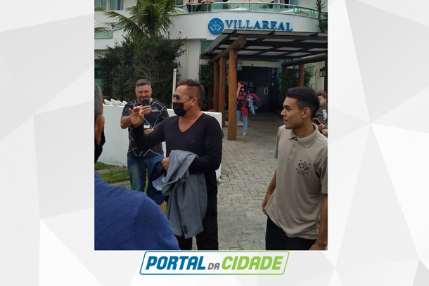 Leonardo atendendo aos f&atilde;s em frente ao Hotel Villareal