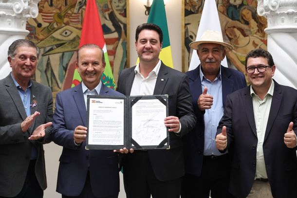 Top&aacute;zio Neto (prefeito de Florian&oacute;polis), Jorginho Mello (Gonvernador de Santa Catarina), Ratinho J&uacute;nior (Governador do Paran&aacute;), Plotino de Bitencourt (Prefeito de Garuva) e Maurico Lense (Prefeito de Guaratuba).