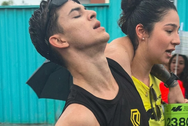 Eduardo sendo ajudado por outra competidora