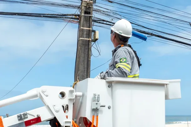 Mau tempo deixa 1,3 mil im&oacute;veis sem energia em Guaratuba