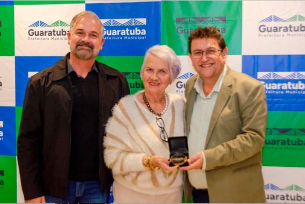 Professora Vera Leomil, durante a Cerim&ocirc;nia de Entrega das Comendas dos 255 Anos de Guaratuba