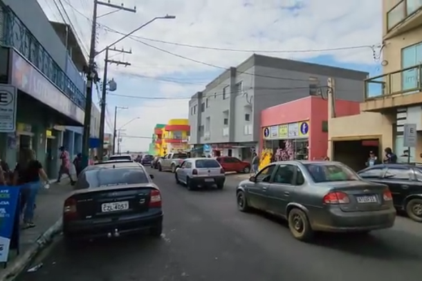 Carros em via p&uacute;blica em Ibaiti e regi&atilde;o; contribuintes devem acompanhar calend&aacute;rio do IPVA 2026.