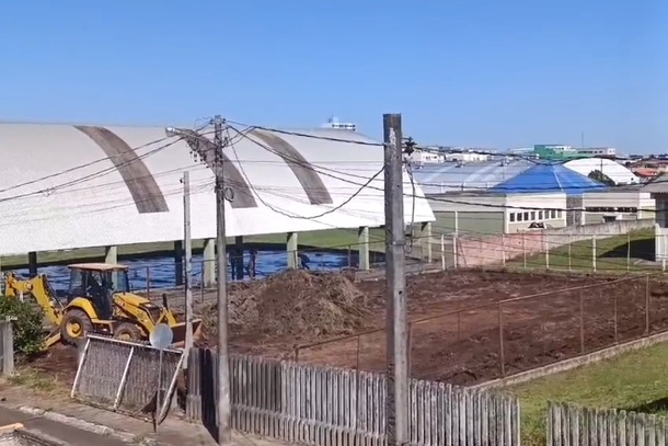 Terreno na Rua Jos&eacute; Carlos Jacob recebe os primeiros servi&ccedil;os para constru&ccedil;&atilde;o do novo CMEI, que deve ampliar as vagas na educa&ccedil;&atilde;o infantil.