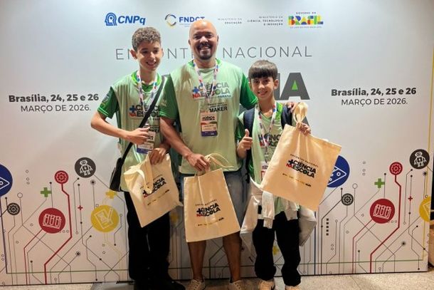 Os alunos Rafael Silva Costa e Victor Gabriel, ao lado do professor e coordenador do Clube Maker  Pedro Paulo de Brito, representam Ibaiti durante evento nacional em Bras&iacute;lia