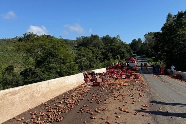 Carga de tomates ficou espalhada pela rodovia ap&oacute;s o acidente; equipes do SAMU atuaram no atendimento &agrave;s v&iacute;timas.