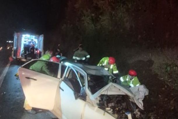 Carro ficou com a parte frontal completamente destru&iacute;da ap&oacute;s a colis&atilde;o na PR-092, em Joaquim T&aacute;vora; equipes do Corpo de Bombeiros e do SAMU atuaram no resgate das v&iacute;timas durante a noite.