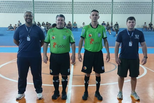 Alessandro Aparecido Figueiredo, diretor de Esportes de Ibaiti; Cl&aacute;udio Roberto Rossi e Andrey Kemsky, &aacute;rbitros; e Thiago Martins Pedroso, tutor e professor.