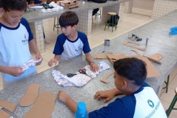 Alunos utilizam papel&atilde;o e tecidos reciclados para criar novos objetos a partir de materiais reaproveitados