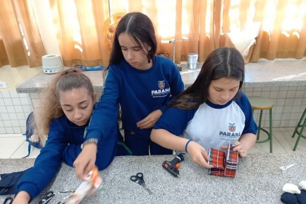 Estudantes desenvolvem pe&ccedil;as com tecidos reutilizados; entre os projetos est&aacute; a constru&ccedil;&atilde;o de um mini sof&aacute;
