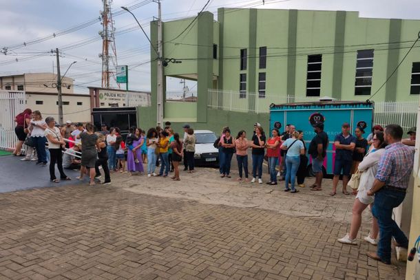 P&uacute;blico aguarda o in&iacute;cio do Feir&atilde;o da ACEIB 2026 em frente ao Gin&aacute;sio Petez&atilde;o.