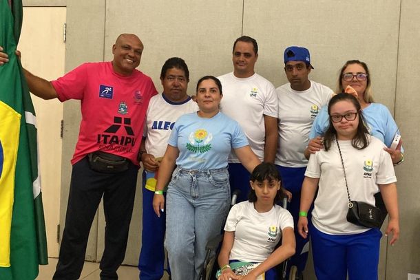 Delega&ccedil;&atilde;o de Ibaiti durante participa&ccedil;&atilde;o na etapa dos Jogos Paradesportivos do Paran&aacute;, em Foz do Igua&ccedil;u. Na imagem, o representante do esporte Todinho, os atletas Renato Carlos Proc&oacute;pio (tacada), Bruno Teixeira dos Reis (gross), Izaias Rodrigues dos Santos (buraco), Jaine Laurindo Leite (DF &ndash; tacada) e Raissa dos Santos Azevedo (tacada), al&eacute;m das professoras e treinadoras Suzana Aparecida dos Santos e Karollinne Patricia dos Santos.