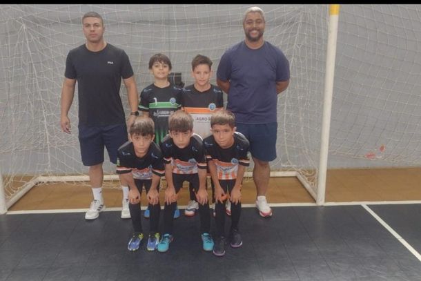  Professor Fernando Souza Dantas e diretor de Esportes de Ibaiti, Alessandro Aparecido Figueiredo, ao lado de uma das delega&ccedil;&otilde;es participantes da Liga Regional da Amizade de Futsal ao lado do 