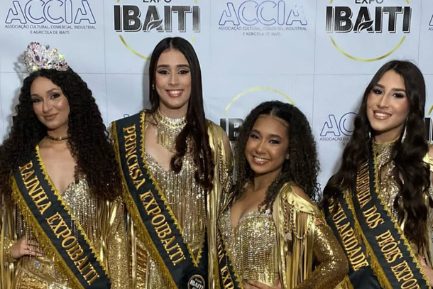 Na foto, Andressa Oliveira, Larissa, Emanuely Marcelino e  Isadora Zanato, as vencedoras da edi&ccedil;&atilde;o anterior do Baile da Rainha da EXPO Ibaiti. O evento escolher&aacute; as novas representantes da festa em 2026.