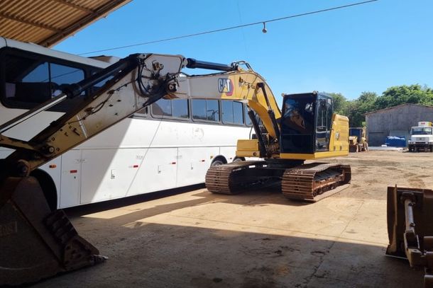 Escavadeira hidr&aacute;ulica de esteiras (CAT) &eacute; recuperada e volta a refor&ccedil;ar os servi&ccedil;os de infraestrutura em Ibaiti.