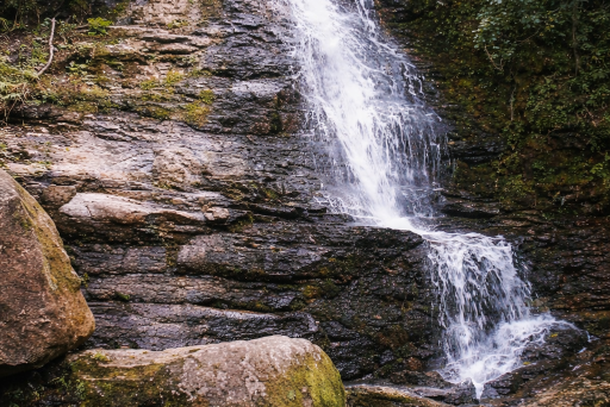 Imagem restaurada da Cachoeira do Sol Nascente, queda d'&aacute;gua com aproximadamente 15 metros de altura.