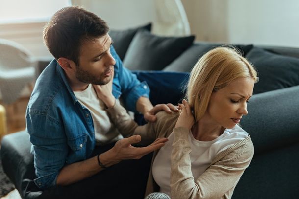Pequenos gestos e sinais sutis podem revelar um relacionamento abusivo antes que se tornem danos maiores &agrave; sa&uacute;de emocional.