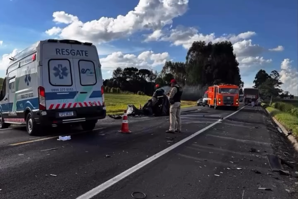 Autom&oacute;vel ficou completamente destru&iacute;do ap&oacute;s colis&atilde;o frontal com carreta na PR-092, entre Siqueira Campos e Wenceslau Braz.